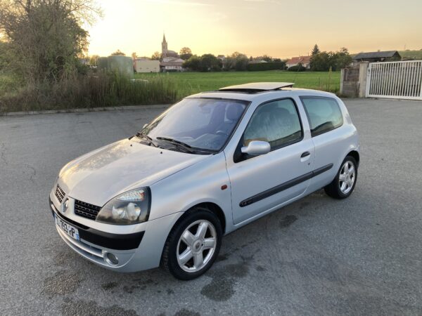RENAULT CLIO 1.4 (ESSENCE) 98ch