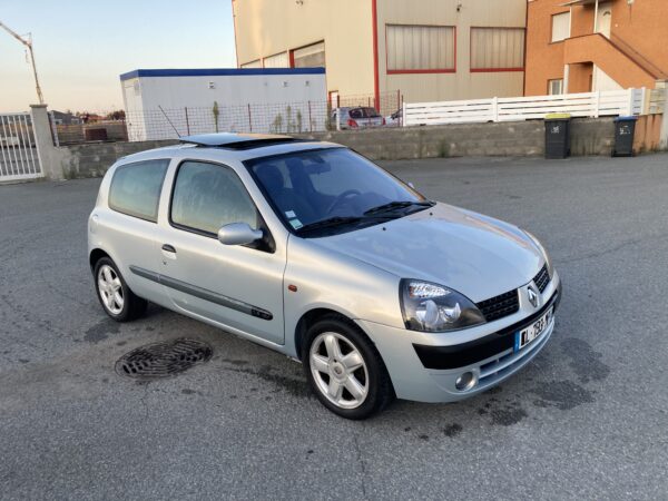 RENAULT CLIO 1.4 (ESSENCE) 98ch – Image 4