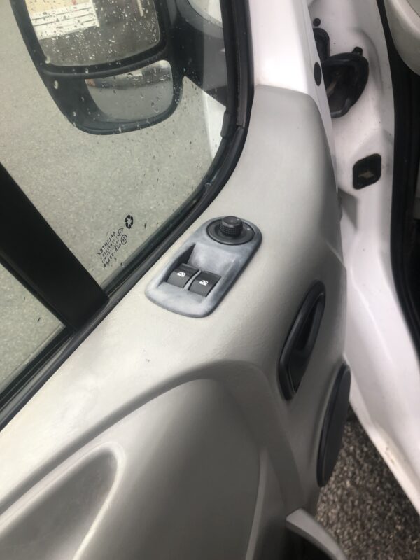 RENAULT TRAFIC 2.0 DCI 90cv – Image 9